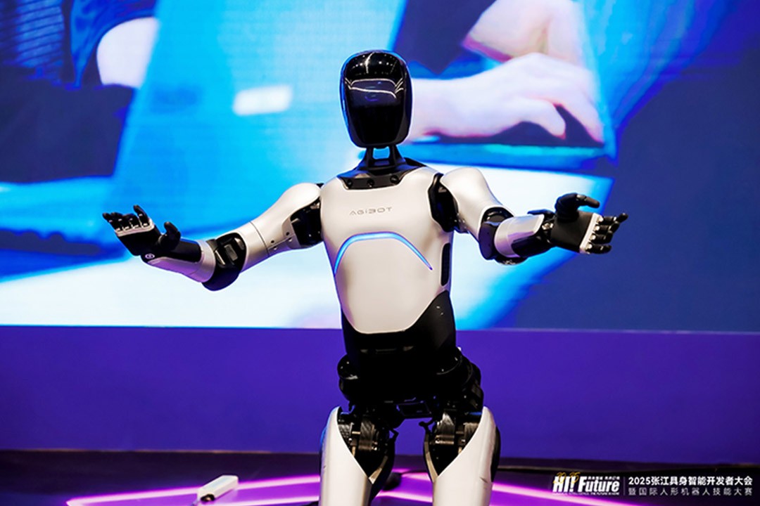 365英国上市远征A2成全球首个同时拥有中美欧认证的人形机器人